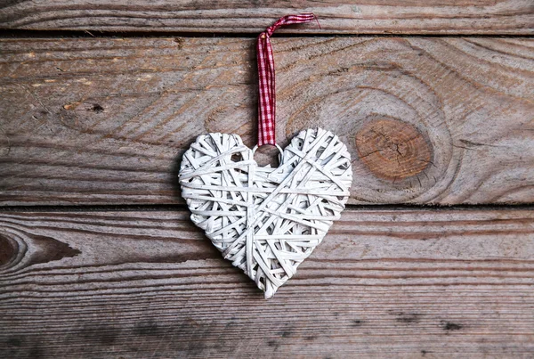 White heart on a wooden background. Valentine's Day, Day of the enamored — Stock Photo, Image