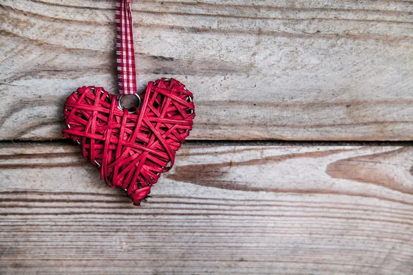 Rood hart op een houten achtergrond. Aftelkalender voor Valentijnsdag, dag van de verliefd — Stockfoto