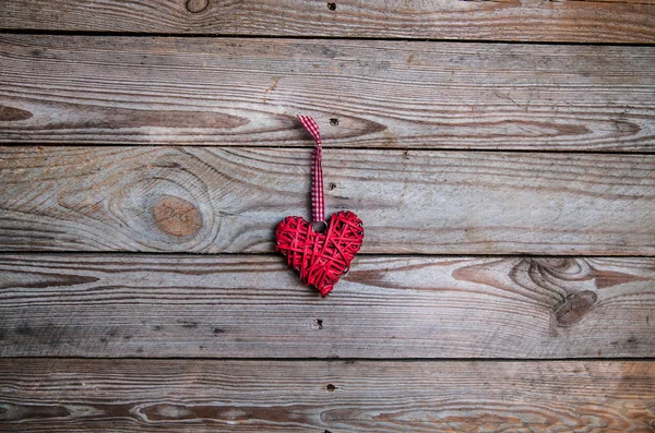 Corazón rojo sobre fondo de madera. Día de San Valentín, Día de los enamorados — Foto de Stock