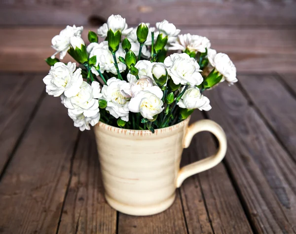 Bouquet délicat d'oeillets en vase vintage avec coeur sur woo — Photo