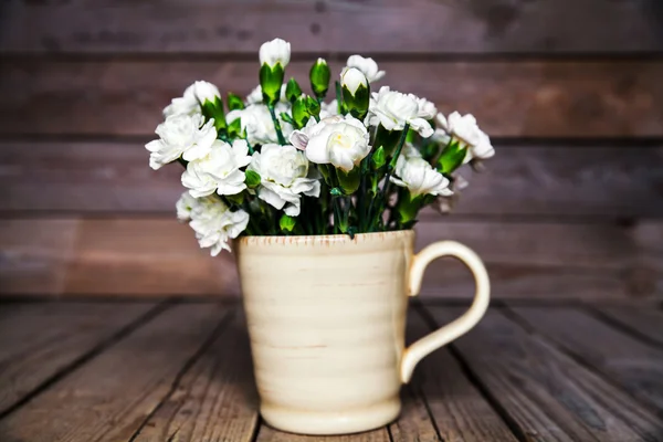 Bouquet délicat d'oeillets en vase vintage avec coeur sur woo — Photo