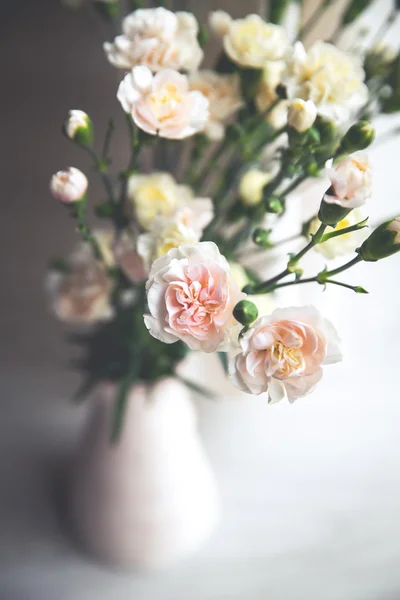 섬세 한 꽃병 빈티지에 카네이션의 꽃다발입니다. 로맨스 — 스톡 사진