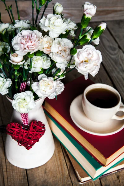 Kávé, könyvek, virágok — Stock Fotó