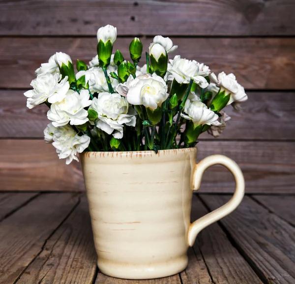 Délicat bouquet d'oeillets en vase vintage avec coeur sur fond bois. Saint Valentin — Photo