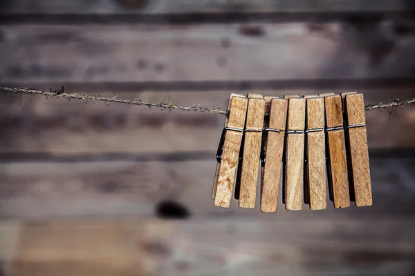 Panos de roupa de madeira em uma corda . — Fotografia de Stock