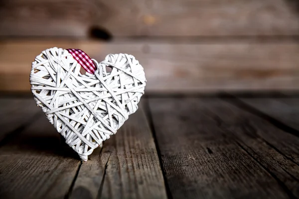 Witte breuk op een houten achtergrond. Aftelkalender voor Valentijnsdag, dag van de verliefd — Stockfoto