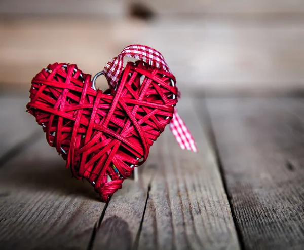 Cuore rosso su uno sfondo di legno. San Valentino, Giorno degli innamorati — Foto Stock