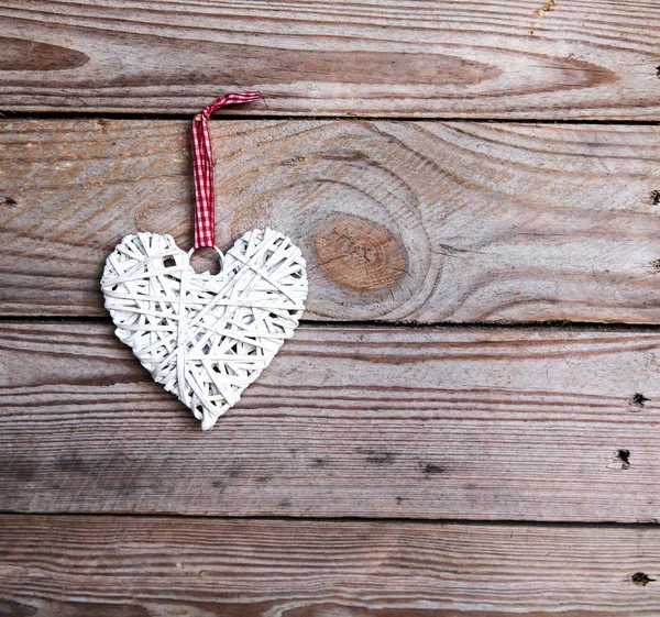木製の背景に白の心。バレンタインの日、夢中の日 — ストック写真