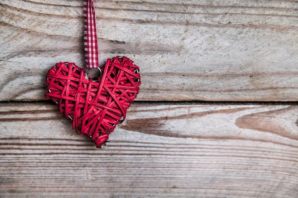 Corazón rojo sobre fondo de madera. Día de San Valentín, Día de los enamorados — Foto de Stock