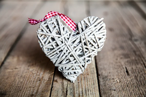 Cuore grigio su uno sfondo di legno. San Valentino, Giorno degli innamorati — Foto Stock