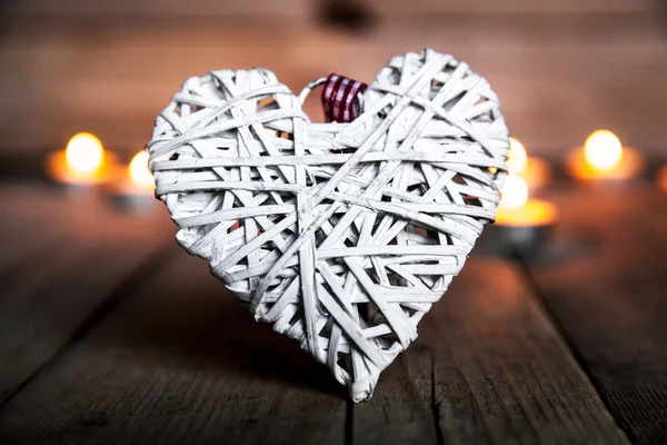 Cuore bianco su uno sfondo di legno. San Valentino, Giorno degli innamorati — Foto Stock