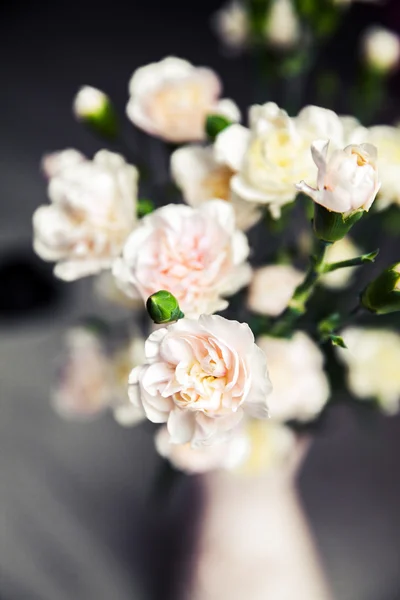 Delicado ramo de claveles en un jarrón vintage. romance — Foto de Stock