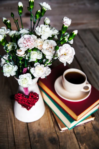 Kávé, könyvek, virágok — Stock Fotó