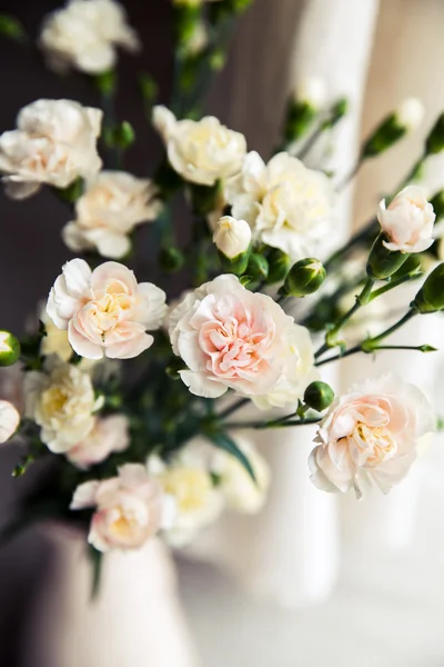 Delicate bouquet of carnations in a vase vintage. romance — Stock Photo, Image