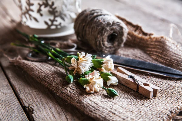 Faded carnations with old scissors and old thread, vintage — Stock Photo, Image