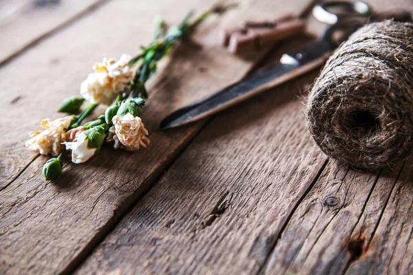 Faded carnations with old scissors and old thread, vintage — Stock Photo, Image