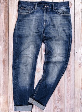 Ahşap arka plan üzerinde izole mavi kot pantolon