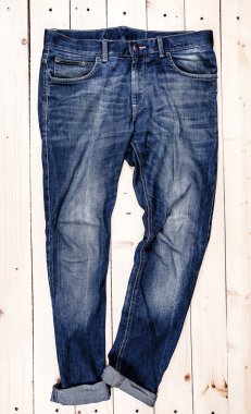 Ahşap arka plan üzerinde izole mavi kot pantolon