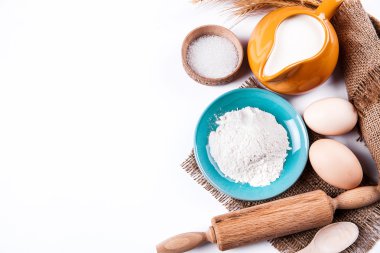 Pişirme malzemelerin wight arka plan üzerine. Gıda. pişirme