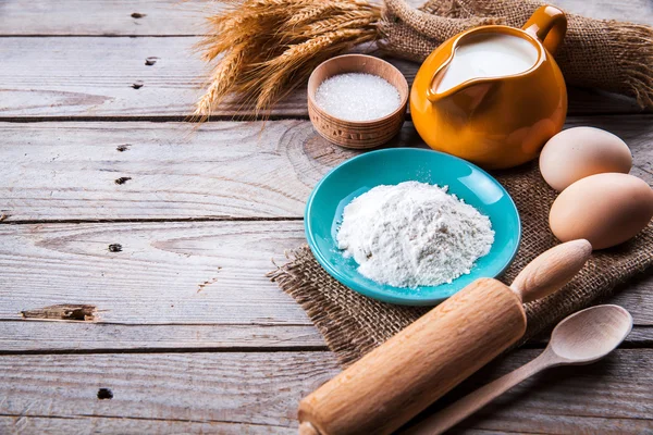 Ingrédients de cuisson sur un fond en bois. De la nourriture. cuisson — Photo