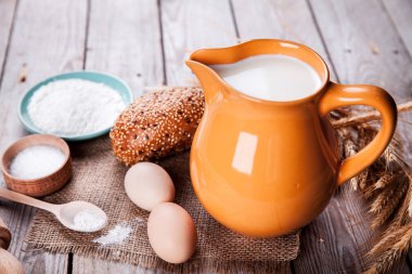 Fırın malzemeleri ahşap arka plan üzerinde. Gıda. pişirme