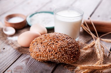 Malzemeler hamur işi ve bir bardak süt ahşap arka plan için. Gıda. pişirme