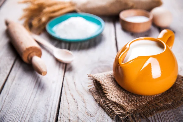 Backzutaten auf einem hölzernen Hintergrund. Essen. Kochen — Stockfoto