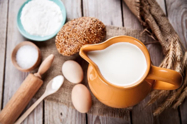 Ingredienti da forno su uno sfondo di legno. Cibo. cottura — Foto Stock