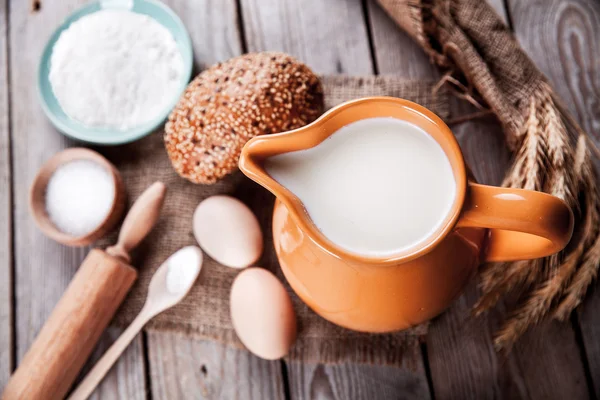 Backzutaten auf einem hölzernen Hintergrund. Essen. Kochen — Stockfoto