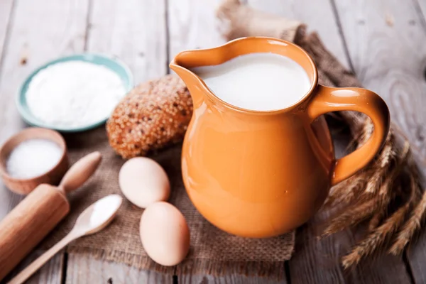 Backzutaten auf einem hölzernen Hintergrund. Essen. Kochen — Stockfoto