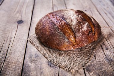 Gıda, ahşap arka plan üzerinde güzel çavdar ekmeği