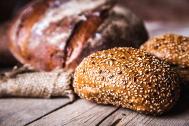 Rustik ortamda taze pişmiş ekmek