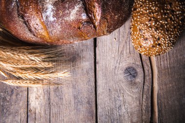 Tahtada taze ekmek ve buğday