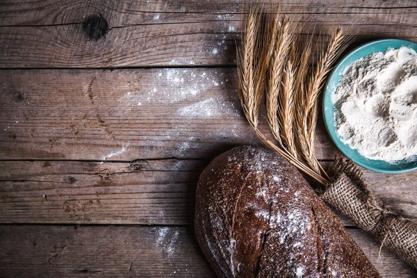 Еда. красивый состав хлеба, муки и ушей на деревянном фоне — стоковое фото