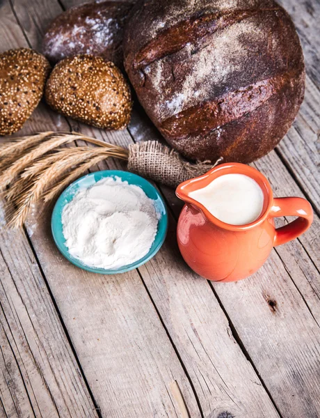 Żywności. składu chleba, kolec, mąki i mleka z tyłu drewniane — Zdjęcie stockowe