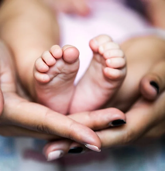 Kleine Babyfüße, Nahaufnahme, quadratisch — Stockfoto