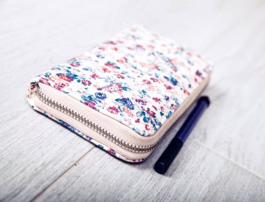 Akşam çanta çiçek ve siyah fırça ile 