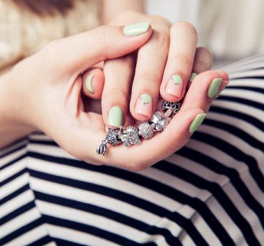 güzel turkuaz manikür. moda