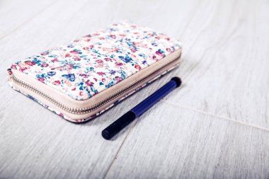 Akşam çanta çiçek ve siyah fırça ile 