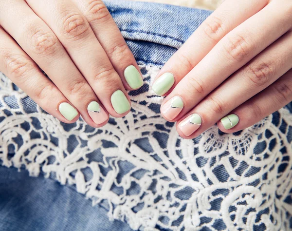 美丽的绿松石修指甲。时尚 — 图库照片