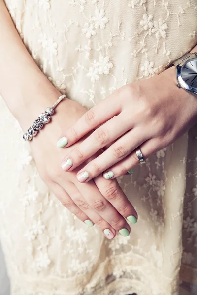 Bela manicure turquesa. moda — Fotografia de Stock