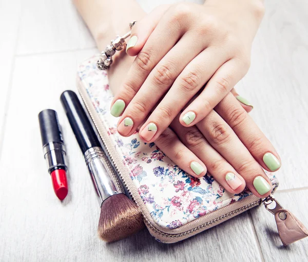 Femelle prête à sortir, sac à main, bracelet, rouge à lèvres, brosse — Photo