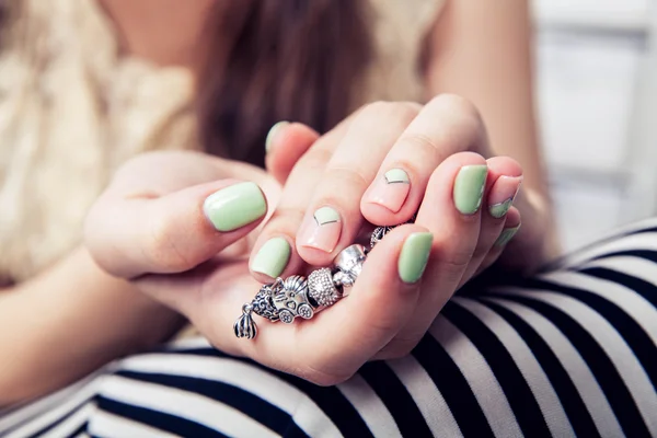 Prachtige turquoise manicure. mode — Stockfoto
