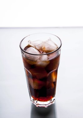 alkolsüz içecekler. Beyaz bir arka plan üzerinde buz küpleri ile Cola cam