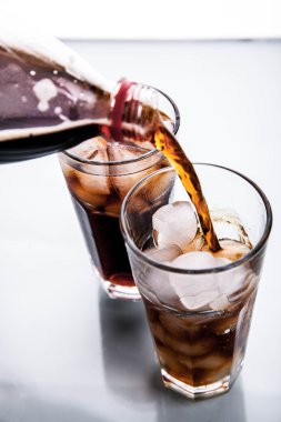 Kola beyaz arkaplanda cama dökülüyor