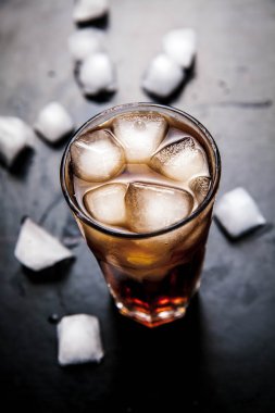 ahşap zemin buzlu Cola. alkolsüz içecekler