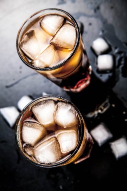 ahşap zemin buzlu Cola. alkolsüz içecekler