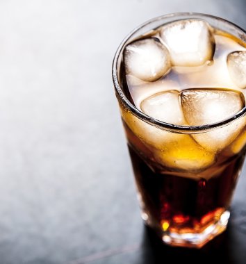 ahşap zemin buzlu Cola. alkolsüz içecekler