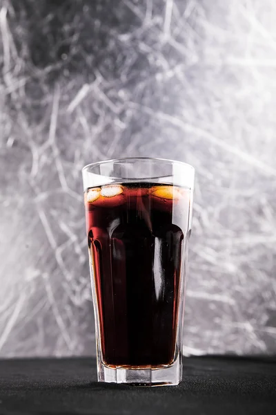 Erfrischungsgetränk wird ins Glas gegossen — Stockfoto