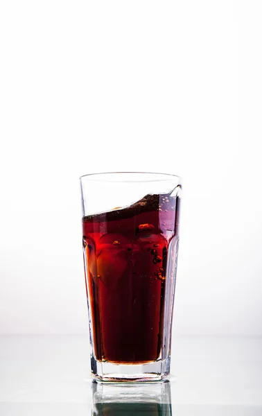 Refrigerantes. Vidro de cola sobre um fundo branco — Fotografia de Stock